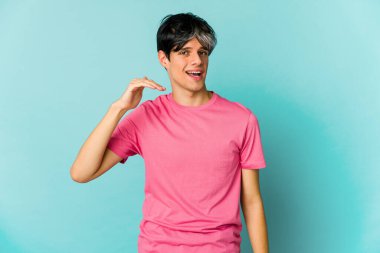 Renkli arka planda poz veren sıska, genç bir İspanyol. 