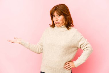 Kafkasyalı kıdemli kadın şüpheyle hareket etmek ve omuz silkmek için kendini soyutladı..