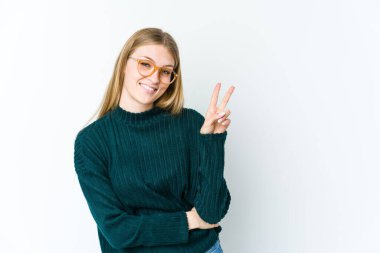 Beyaz arka planda izole edilmiş genç sarışın kadın iki numarayı parmaklarıyla gösteriyor..