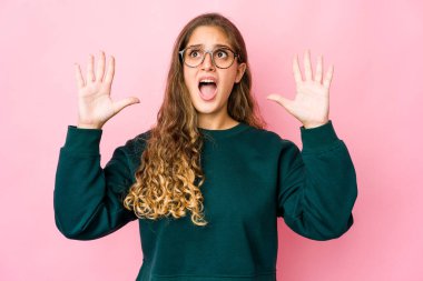 Kafkasyalı genç bir kadın gökyüzüne doğru bağırıyor, yukarı bakıyor, hayal kırıklığına uğramış..