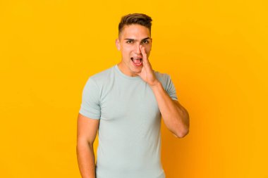 Genç, yakışıklı, beyaz bir adam yalnız başına bağırıyor..