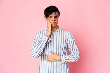 Genç, sıska İspanyol adam yanakları üflüyor. Yüzünde yorgun bir ifade var. Yüz ifadesi kavramı.