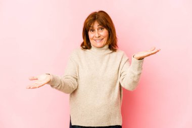 Tecrit edilmiş beyaz kadın kollarıyla ölçek yapıyor, mutlu ve kendinden emin..