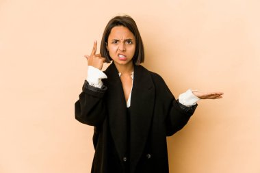 Genç İspanyol kadın kendini izole etti ve elinde bir ürün gösterdi..