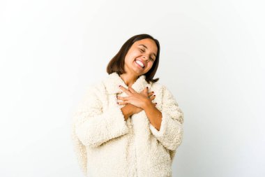 Genç melez kadın gülüyor ellerini yüreğine koyuyor, mutluluk kavramı..