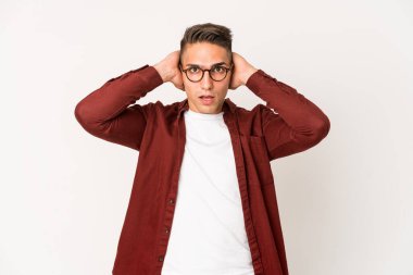 Genç, beyaz, yakışıklı bir adam tecrit edilmiş bağırıyor, çok heyecanlı, tutkulu, bir şeyden memnun..