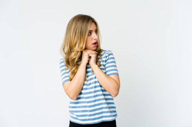 Kafkasyalı sarışın bir kadın şans için dua ediyor, şaşırmış ve ağzını açıyor..