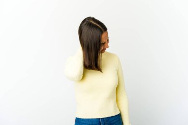 Genç melez kadın stresten dolayı boynu ağrıyor, masaj yapıyor ve eliyle dokunuyor..