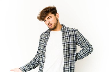 Beyaz arka planda sırt ağrısı çeken genç bir Arap..