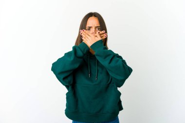 Genç melez kadın inkar jesti yapıyor.