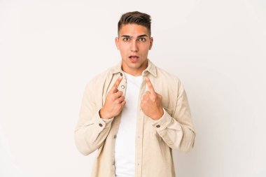 Kafkasyalı yakışıklı bir adam yalnız, ağzı açık, üst tarafı işaret ediyor..