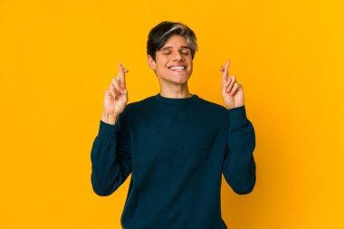 Genç, sıska İspanyol şans diliyor.