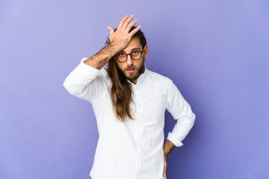 Uzun saçlı genç adam şok olmuş görünüyor, önemli bir buluşmayı hatırladı..