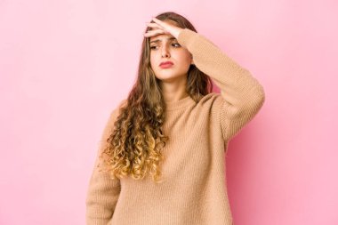 Genç beyaz kadın tapınaklara dokunuyor ve baş ağrısı çekiyor..