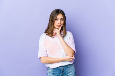 Şüpheli ve şüpheci bir ifadeyle yan bakan beyaz bir kadın..