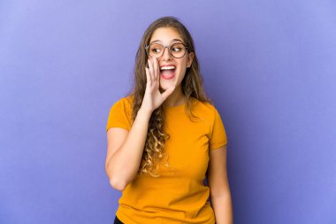 Beyaz tenli hoş bir kadın heyecanlı bir şekilde bağırıyor..