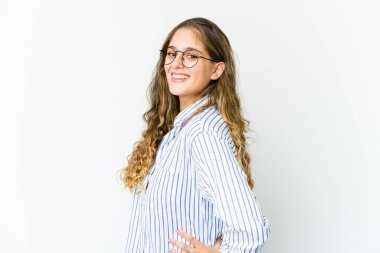 Genç beyaz kadın kendine güveniyor, ellerini kalçasında tutuyor..