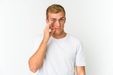 Dudakları dudaklarında beyaz tenli yakışıklı bir adam sır saklıyor..