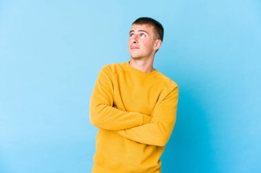 Genç beyaz yakışıklı adam hedeflerine ve amaçlarına ulaşmayı hayal ediyor.