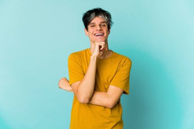 Renkli arka planda poz veren sıska, genç bir İspanyol. 