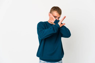 Kafkasyalı yakışıklı bir adam iki kolu çapraz tutuyor, inkar kavramı..