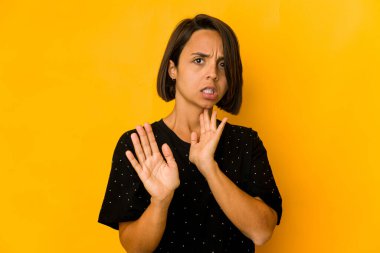 Genç İspanyol kadın sarıya izole edilmiş. Yakın bir tehlike nedeniyle şoka uğruyor.