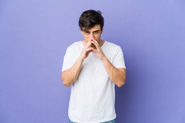 Genç havalı adam bir plan yapıyor, bir fikir kuruyor..