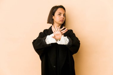 Genç İspanyol kadın kendini izole edip inkar hareketi yapıyor.