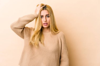 Sarışın, beyaz bir kadın şok geçiriyordu. Önemli bir buluşmayı hatırladı..