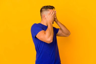 Genç, yakışıklı, beyaz bir adam izole edilmiş. Gözleri elleriyle kapatmaktan korkuyor..