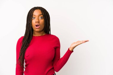 Genç Afrikalı Amerikalı kadın, Palm 'da fotokopi yeri tutmaktan etkilenmiş..