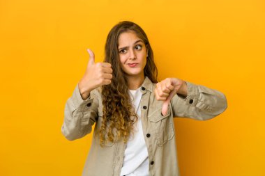 Kafkasyalı genç bir kadının baş parmağını kaldırması ve baş parmak kaldırması zor bir seçim.