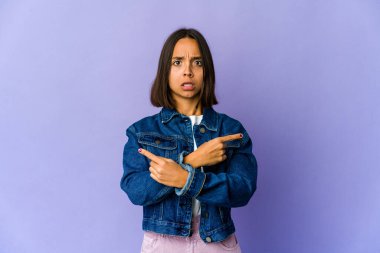 Genç melez kadın iki seçenek arasında seçim yapmaya çalışıyor..