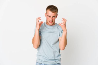 Genç, beyaz, yakışıklı adam gergin elleriyle çığlık atıyor..