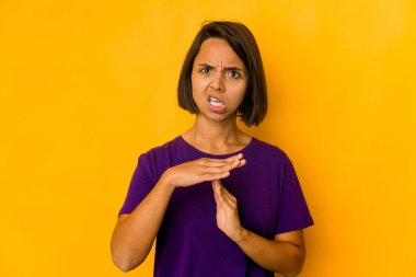 Sarıda izole edilmiş genç İspanyol kadın bir mola hareketi gösteriyor..