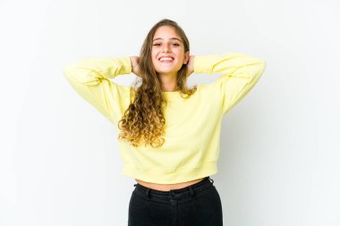 Kafkasyalı genç bir kadın kendini güvende hissediyor, elleri başının arkasında..