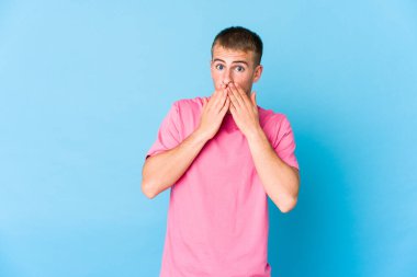 Beyaz tenli yakışıklı adam elleriyle ağzını kapatırken şok oldu..