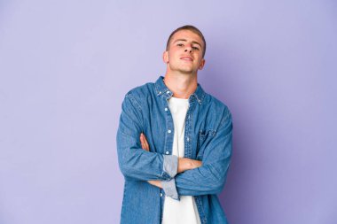 Kendine güveni tam, kararlılığıyla kollarını kavuşturan beyaz tenli yakışıklı bir adam..