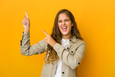 Genç beyaz kadın dans ediyor ve eğleniyor..