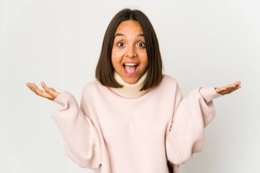 Tasma takan genç İspanyol kadın hoş bir sürpriz alıyor. Heyecanlı ve el kaldırıyor..