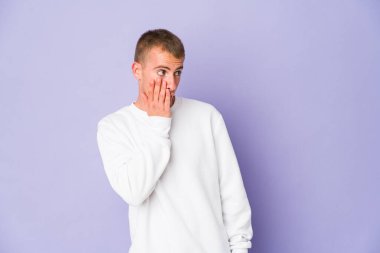 Genç, beyaz, yakışıklı adam gördüğü bir şey yüzünden şoka uğruyor..