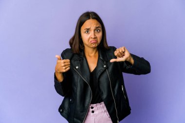 Genç melez kadın baş parmağını kaldırıyor ve baş parmağını eğiyor, zor seçim konsepti