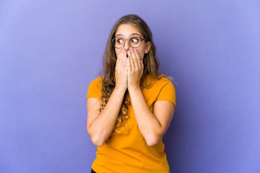 Beyaz tenli hoş bir kadın. Fotokopi odasına dikkatlice bakıyor. Ağzını eliyle kapatıyor..