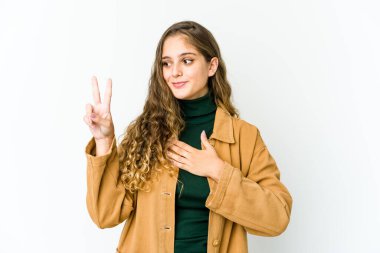 Beyaz bir kadın yemin ediyor, elini göğsüne koyuyor..