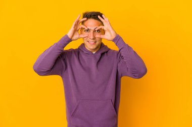 Genç, yakışıklı, beyaz tenli, izole bir adam. Gözünü açık tutarak bir başarı fırsatı arıyor..