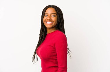 Genç Afrikalı Amerikalı yalnız kadın gülümseyen, neşeli ve hoş bakışları bir yana bırak..