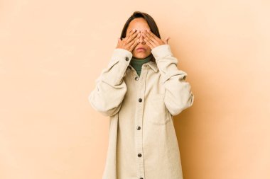 Genç İspanyol kadın yalnız, gözleri elleriyle kapatmaktan korkuyor..