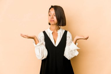 Genç İspanyol kadın, kafası karışmış ve omuz silkip bir kopya alanı tutmaktan şüphe duyuyor..