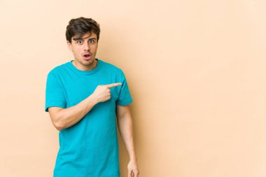 # Genç havalı adam yan tarafı gösteriyor #