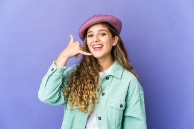 Beyaz tenli hoş bir kadın cep telefonu hareketini parmaklarıyla gösteriyor..